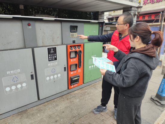 图为红叶志愿者在向居民讲解垃圾分类的小知识。南京烟草三分局供图