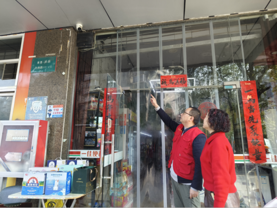 图为红叶志愿者为零售户送上防盗攻略。南京烟草三分局供图