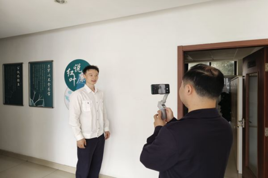 青年员工在拍摄“廉洁从业大家谈”寄语视频。南京烟草三分局供图