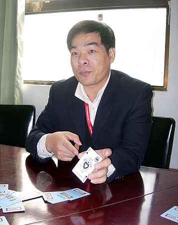 中国牌王郑太顺来宁现场表演高超牌技