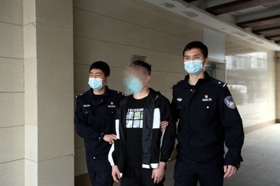 3月16日,嫌疑人谷某到徐州铁路公安处投案自首。 徐州铁警供图