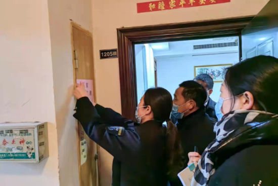 张贴健康提示标语。刘丛华 摄