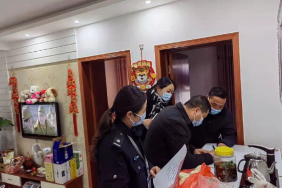 入户登记。刘丛华 摄