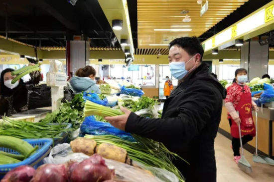 盐城经开区多措并举确保群众“菜篮子”物丰价稳。 谷京 摄