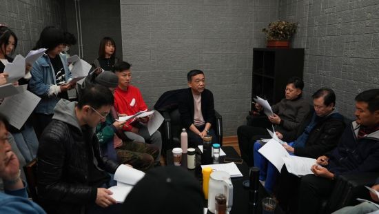 导演权胜与主创人员讨论剧本。常州市委宣传部供图