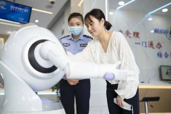 智能语音机器人为市民提供服务。盐城警方供图