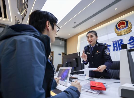 市民在办理业务。盐城警方供图