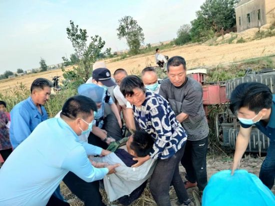 救人现场。滨海警方供图
