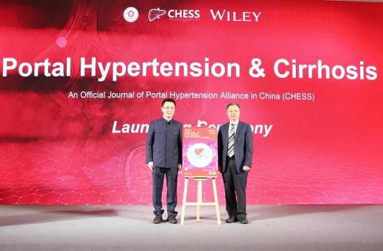 中国科学院院士、期刊学术委员会名誉主任委员、东南大学附属中大医院院长滕皋军与全国门静脉高压联盟创始人、国家传染病医学中心门静脉高压联盟理事长祁小龙共同揭牌。王倩 摄