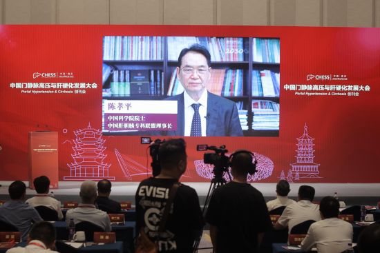 中国科学院院士、中国肝胆胰专科联盟理事长陈孝平宣布“全国门脉高压防治宣传周”活动主题。王倩 摄