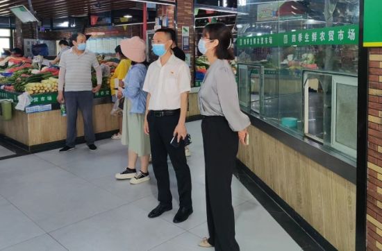 南京市浦口区开展农贸市场垃圾分类“争优除差”专项行动活动。刘春 摄