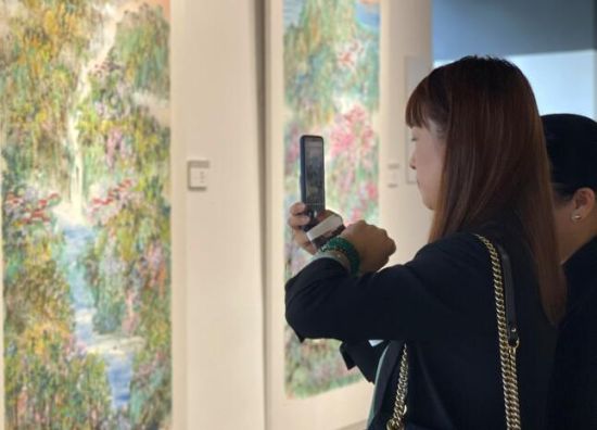 展览吸引了许多民众。南京市雨花台区台办供图