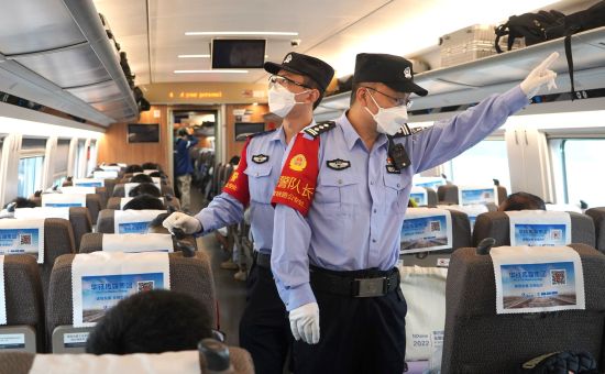 乘警在列车上巡逻。张鑫 摄