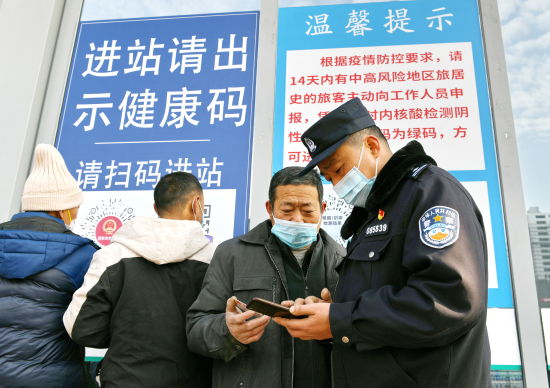 民警严格落实疫情常态化防控措施。史康 摄