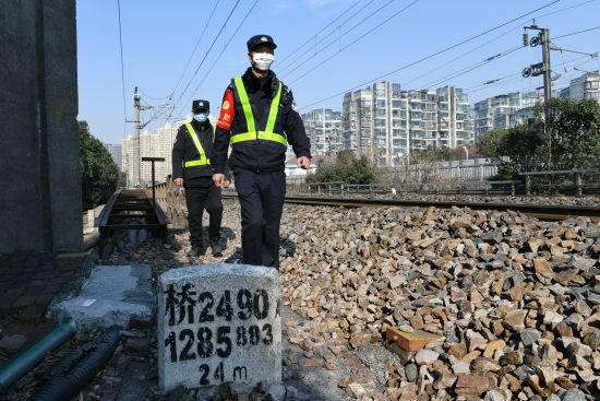 民警开展线路巡查。史康 摄