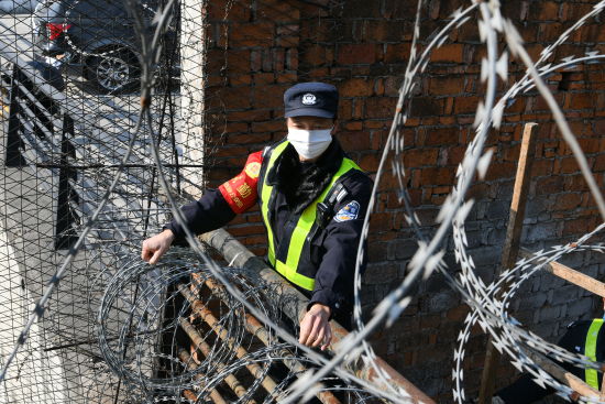 民警查看线路护栏隐患。史康 摄