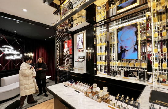 馥马尔香水出版社南京精品店中的香氛咨询沙龙区域采用了优雅的居家艺术设计。泱波 摄