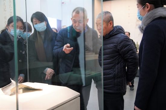 参观展览。