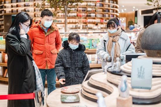 市民参观陶艺展。