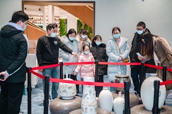市民参观陶艺展。