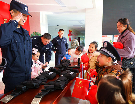 1月9日,在第二个中国人民警察节来临之际,淮安出入境边防检查站举行了一场特别的警营体验活动。