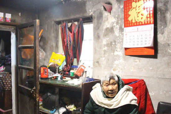 王淑珍年近90岁,下肢因瘫痪无法自由活动,目前和四个儿女居住在31平米的旧房中。