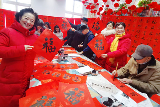1月27日,扬州市双桥街道石桥社区开展“喜送春联进万家”活动。宋永根 摄