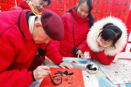 书法家们以“弘扬优良家风,百福廉联同春”为主题书写春联。贾春 摄