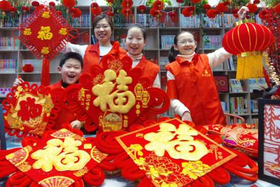 参加活动的社区志愿者、青少年拍摄喜庆照片。 宋永根 摄