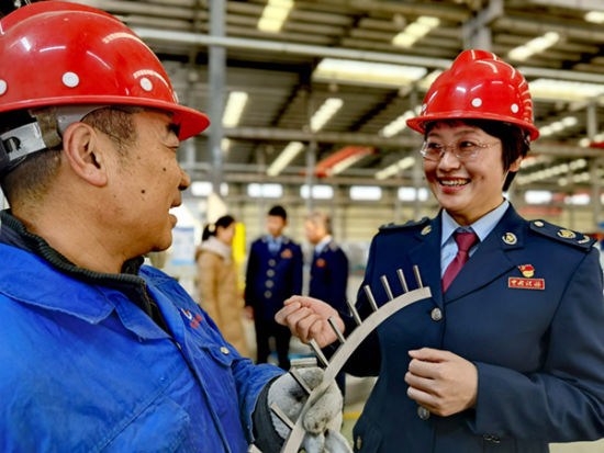 2月24日,徐州市高新区税务局组织“巾帼服务队”走进企业送政策送服务,助力“便民办税春风行动。孙军 摄