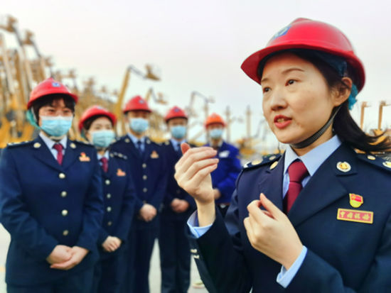 队员们走进徐工集团跟踪调研,在服务发展的岗位上迎接三八妇女节。汤玉瑾 摄