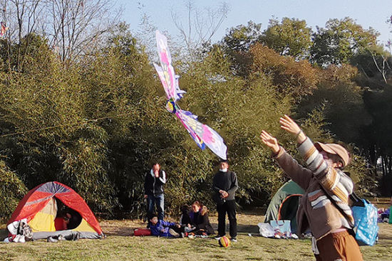 2月27日,江苏扬州,市民在蜀冈西峰公园内放风筝。