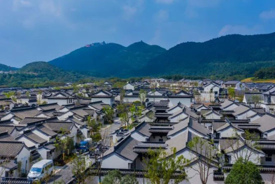 见山是山,见水是水,安得了身心,留得住乡愁。默元发展携手蓝城集团,焕新茅山颐园为春风江南颐园,打造全新健康生活小镇。