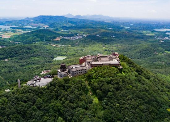 茅山颐园坐落于5A级风景名胜区茅山脚下。自古以来,茅山被誉为“第一福地,第八洞天”,集山峰、奇石、幽谷、溪流、奇洞、寺观、古道于一体。