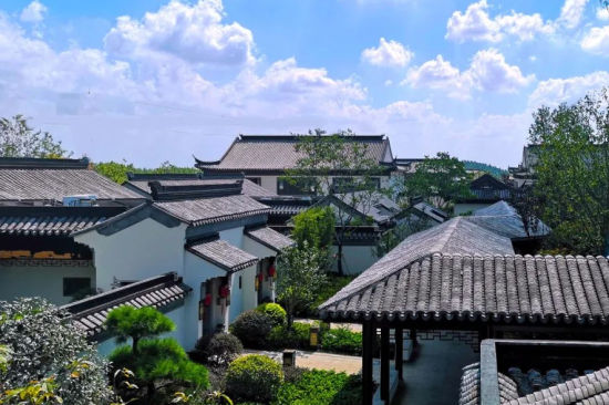 此次茅山颐园将定位更新为健康生活小镇,致力与蓝城共同创造集生活、居住、医疗、文化、旅游、教育、商业等多重生态于一体的健康生活小镇。