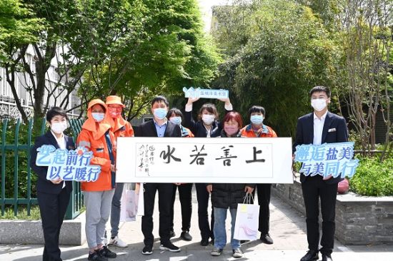 赠送书法作品给环卫工人。