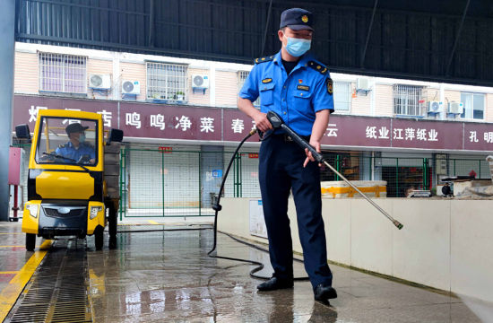 5月10日,南京市高淳区桠溪街道综合行政执法局常态化开展大清洗行动,从严把控环境卫生关。高晓平 摄