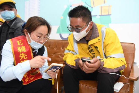 5月12日, 中国电信淮安分公司清江浦区分局营业厅“爱心翼站”邀请街道社区医护人员为外卖骑手提供健康咨询、免费义诊。桂宝林 摄