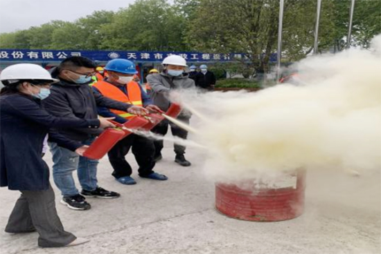 近日,南京安城集团市政公司特邀消防大队专业讲师对项目经理、安全员以及施工人员进行消防应急培训和灭火演练。