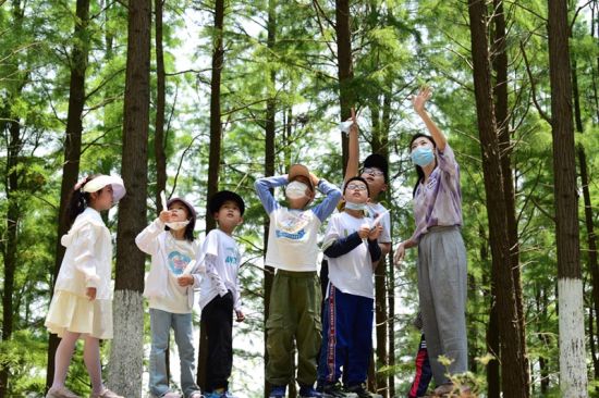 小朋友们在心中“种”下热爱自然、保护环境的种子。梁德斌 摄