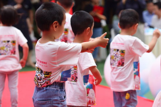 为提升社会对孤独症儿童的理解和包容,2022年,孩子王发起关爱“来自星星的孩子”公益专项行动。中新社记者 泱波 摄