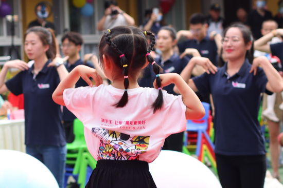 南京明心儿童益智教育培训中心为孩子王颁发“爱心企业奖”,孩子们也献上精彩的文艺汇演。中新社记者 泱波 摄