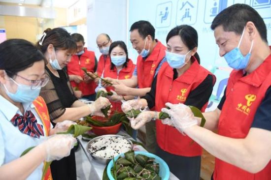 志愿者们一起包粽子。