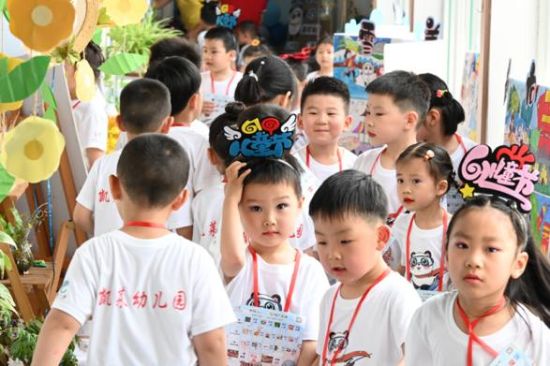 6月1日,扬州邗江区邗上街道凯莱幼儿园开展缤纷“六一 与“粽”不同主题游园会。宋永根 摄