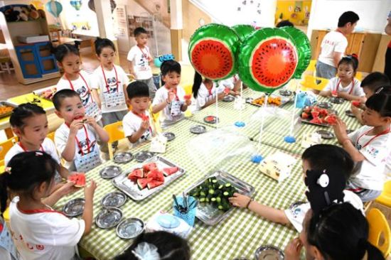 孩子们在浓浓粽香中欢度“六一”国际儿童节。宋永根 摄