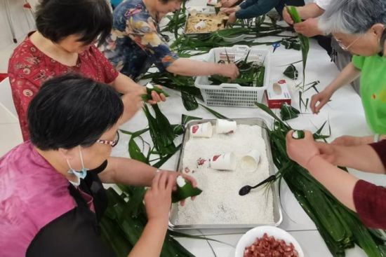 活动旨在让居民感受端午节蕴含的浓浓情谊,增强社区凝聚力和温馨感。俞伟 摄