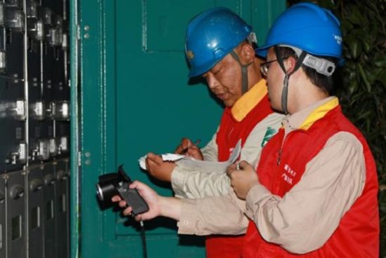 运维检修人员对辖区涉及考点的重要线路、环网柜及开闭所开展保电特巡。刘佳宏摄