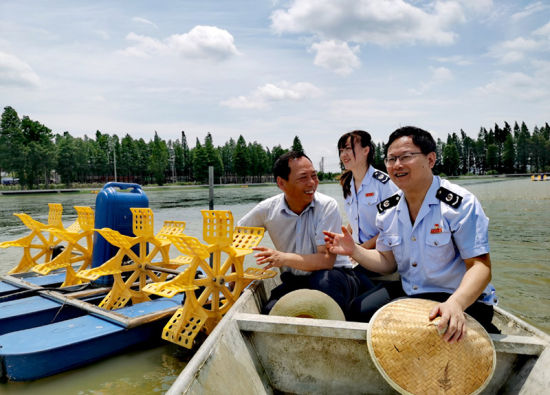税务人员在固城湖青松水产专业合作联社走访服务。