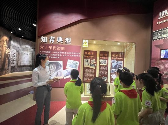 学生在大丰上海知青纪念馆参观学习。