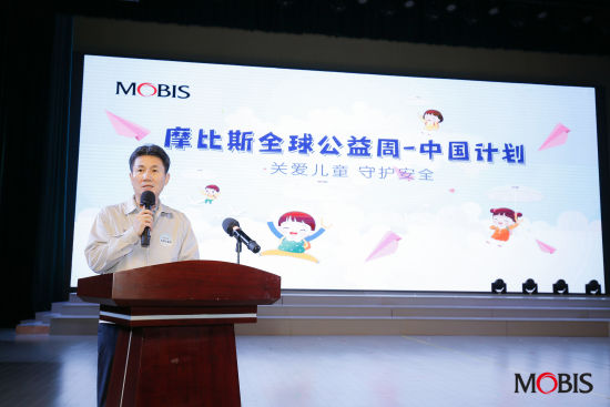 6月30日,江苏摩比斯汽车零部件有限公司为盐城市新洋实验小学的学生们捐赠透明安全雨伞,并通过交通安全教育公益宣传片给孩子们普及交通安全知识。